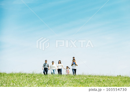 土手を歩く三世代家族のポートレート 103554730