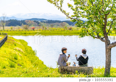 コーヒーブレイクをとるカップル 公園 湖 コーヒーブレイクをとるカップル 公園 湖 103555391