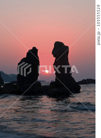 青海島の夕暮れ 103555529