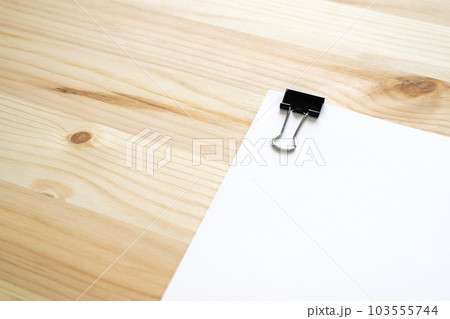 クリップでまとめられた書類 103555744