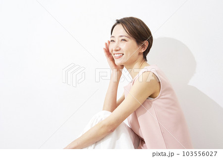 ミドルエイジ女性のポートレート 白背景 コピースペース ミドルエイジ女性のポートレート 白背景 コピースペース 103556027