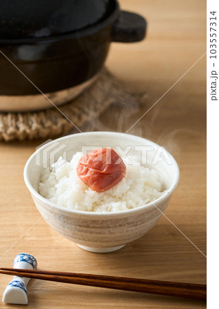梅干しを乗せた炊きたてのご飯 103557314