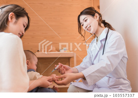 赤ちゃんに予防接種・注射・定期検診・産後ケアする産婦人科・新生児科・医者・医師・女医 103557337