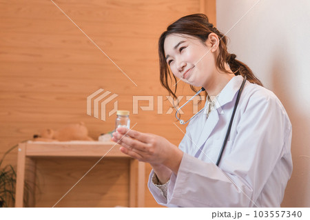 薬・処方せんを勧める薬剤師・医者・医師・女医 薬・処方せんを勧める薬剤師・医者・医師・女医 103557340
