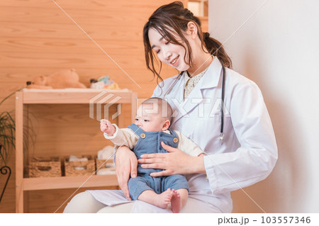 赤ちゃんを抱っこする産婦人科・新生児科・医者・医師・女医 103557346
