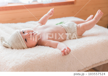 フォトスタジオで撮影されたウサギの帽子をかぶった赤ちゃん 103557524