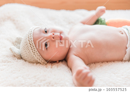 フォトスタジオで撮影されたウサギの帽子をかぶった赤ちゃん 103557525
