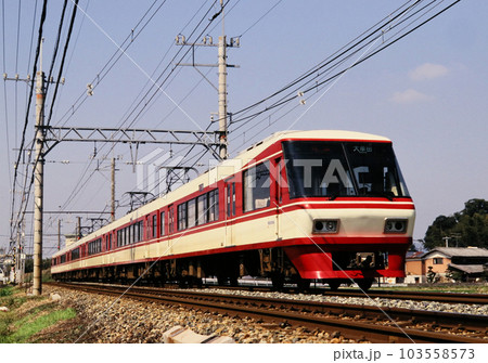 西鉄　筑紫駅付近を走る8000系特急 103558573