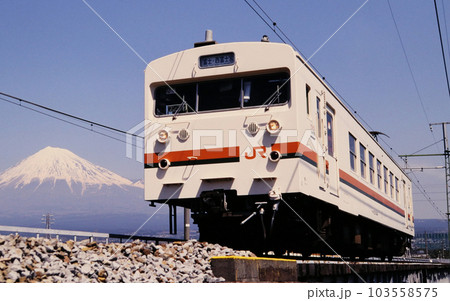 身延線の123系電車と富士山 身延線の123系電車と富士山 103558575