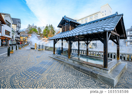 春の草津温泉　足湯　群馬県草津町 103558586