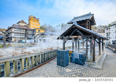 春の草津温泉　足湯　群馬県草津町 103558591