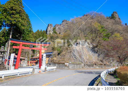 春の中之嶽神社と妙義山　群馬県甘楽郡　 103558703