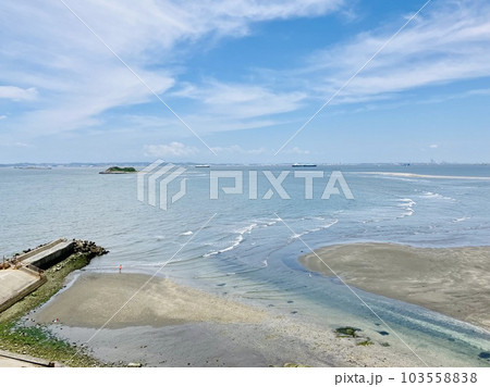 富津岬_富津岬から眺める潮干狩り日和の大潮で引き潮の東京湾砂浜 103558838