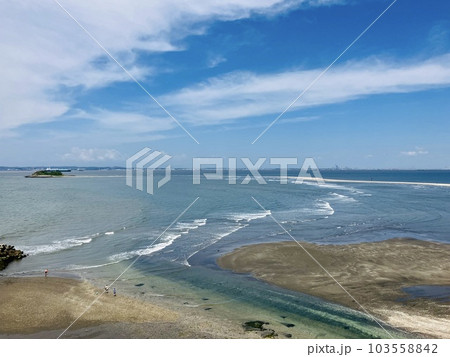富津岬_富津岬から眺める潮干狩り日和の大潮で引き潮の東京湾砂浜 103558842