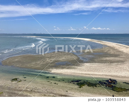 富津岬_富津岬から眺める潮干狩り日和の大潮で引き潮の東京湾砂浜 103558843