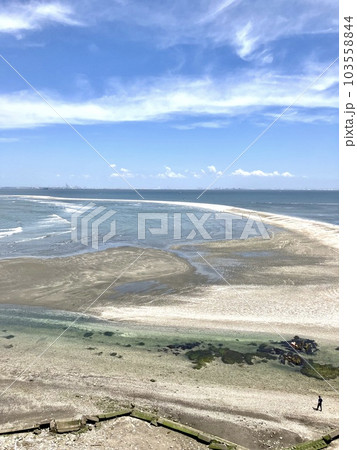 富津岬_富津岬から眺める潮干狩り日和の大潮で引き潮の東京湾砂浜の
