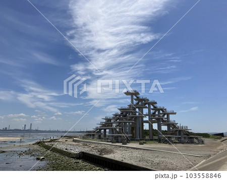 富津岬_富津岬から眺める潮干狩り日和の大潮で引き潮の東京湾砂浜 富津岬_富津岬から眺める潮干狩り日和の大潮で引き潮の東京湾砂浜 103558846