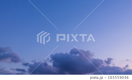 夕方の空に流れる雲 103559036