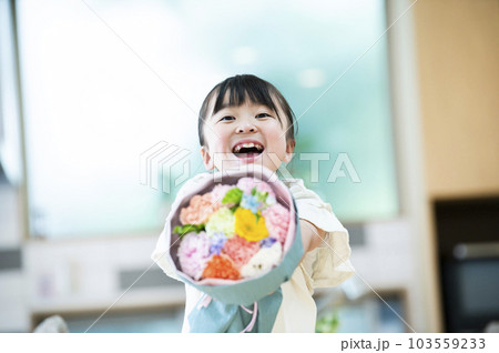 花束を渡す女の子 花束を渡す女の子 103559233