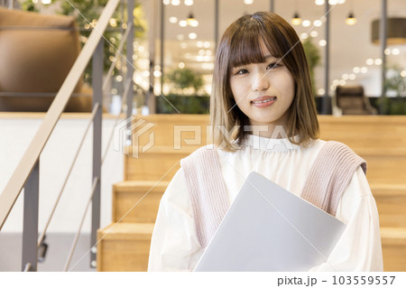 クリエイティブオフィスで働く若い女性 103559557