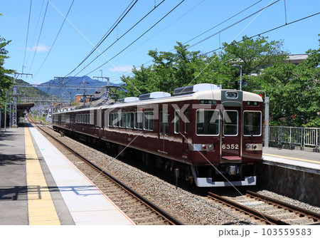 阪神嵐山線 上桂駅に停車する6300系電車 阪神嵐山線 上桂駅に停車する6300系電車 103559583