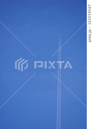 真っ直ぐに伸びる飛行機雲　2 103559587