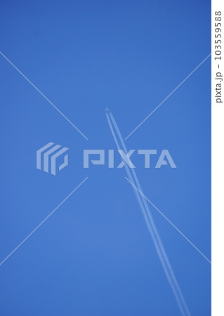 真っ直ぐに伸びる飛行機雲 1 真っ直ぐに伸びる飛行機雲 1 103559588