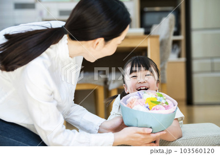 お母さんに花束を渡す女の子 お母さんに花束を渡す女の子 103560120