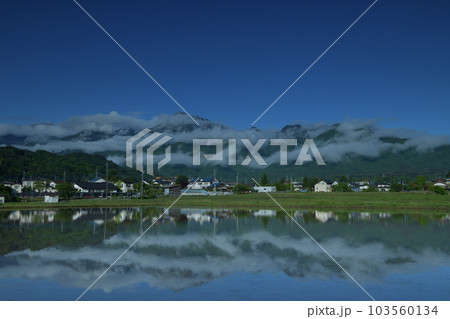 北杜市白州町、青い水面に映り込む南アルプスの山並み 103560134