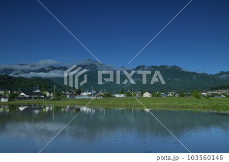 北杜市白州町、青い水面に映り込む南アルプスの山並み 103560146