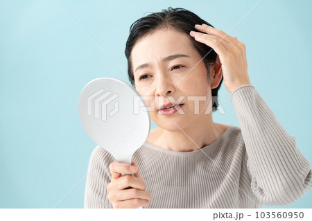 鏡を見て悩む女性 ヘアケア 美容 鏡を見て悩む女性 ヘアケア 美容 103560950