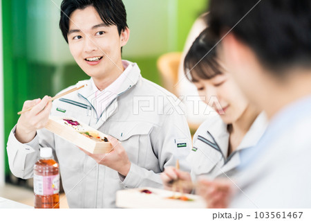 笑顔が溢れる会社のランチタイム 笑顔が溢れる会社のランチタイム 103561467