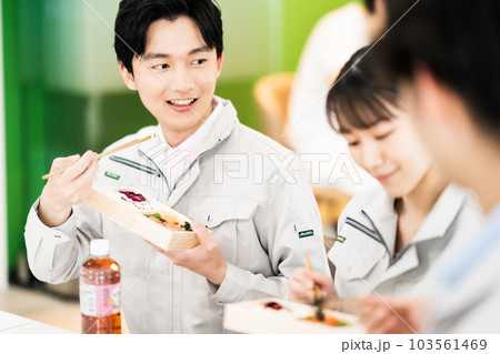 笑顔が溢れる会社のランチタイム 笑顔が溢れる会社のランチタイム 103561469