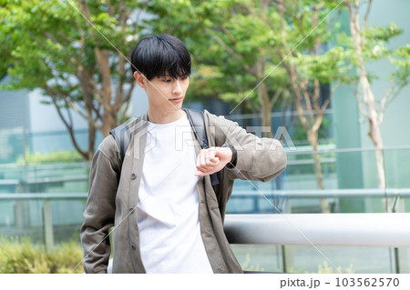 時間をチェックする社会人 ビジネスカジュアル 時間をチェックする社会人 ビジネスカジュアル 103562570