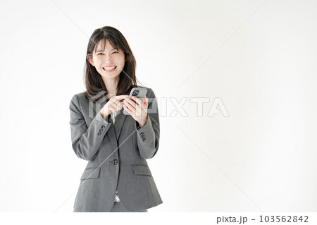 ビジネスウーマン　スマートフォン　笑顔 103562842