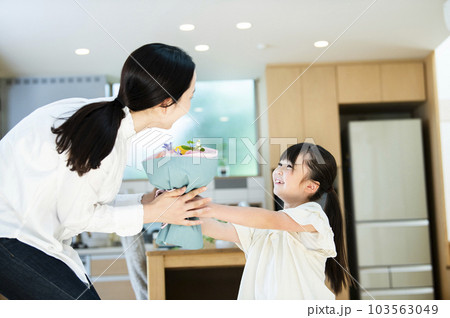 お母さんに花束を渡す女の子 お母さんに花束を渡す女の子 103563049