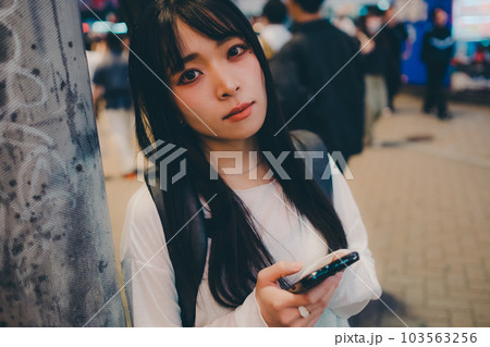 ギターを持った若い女性 103563256