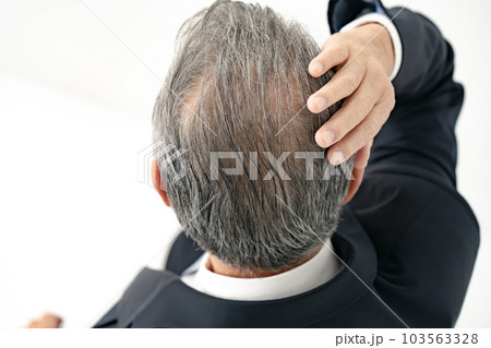 シニア男性 ヘアケア シニア男性 ヘアケア 103563328
