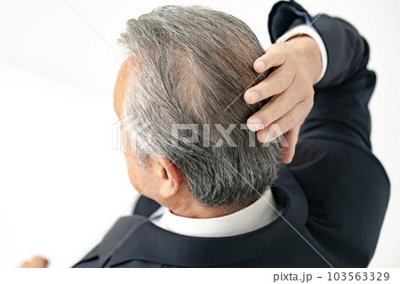 シニア男性　ヘアケア 103563329