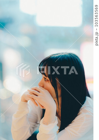 都会の夕焼けに佇む若い女性 103563569