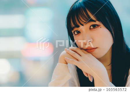 都会の夕焼けに佇む若い女性 103563572