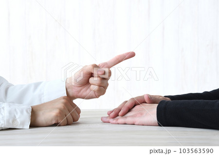 口論する夫婦・カップルの手元 口論する夫婦・カップルの手元 103563590