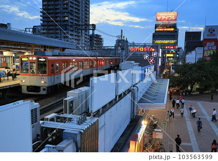 夕方の尼崎駅に到着する阪神8000系電車 夕方の尼崎駅に到着する阪神8000系電車 103563599