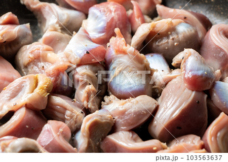 鶏砂肝をフライパンで炒める(塩こしょう炒め)。 103563637