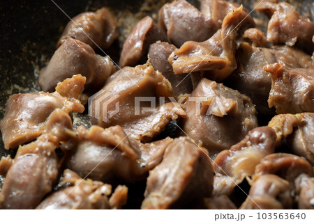 鶏砂肝をフライパンで炒める(塩こしょう炒め)。 鶏砂肝をフライパンで炒める(塩こしょう炒め)。 103563640