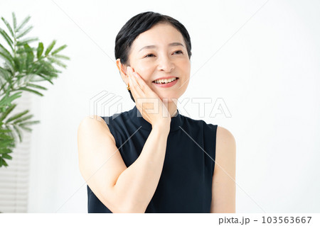 ビューティー　女性　潤い　実感 103563667