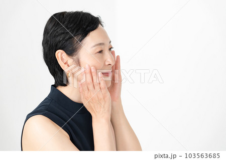 ビューティー　女性　潤い　実感 103563685