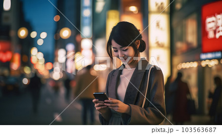 夜の繁華街でスマートフォンを操作する女性、AI生成画像 103563687