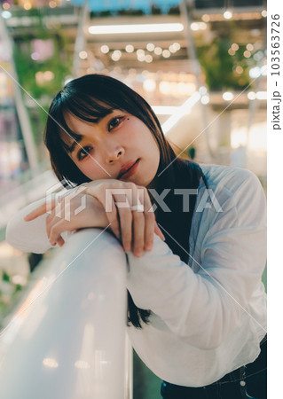 陸橋に佇む若い女性 103563726