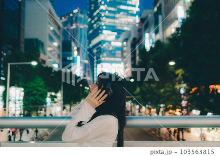 ヘッドフォンをしている若い女性 ヘッドフォンをしている若い女性 103563815